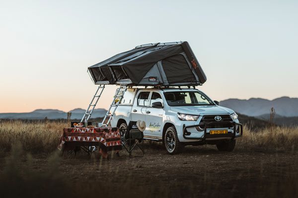 Toyota Hilux Double Cab mit Campingausrüstung für 4 Personen